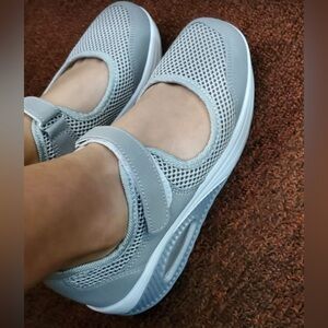 🔵”NWOT” White Memory Foam Git Up Sneakers